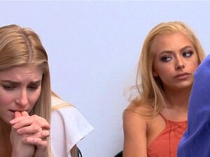 Dos rubias calientes prefieren complacer sexualmente a la offi. Dos