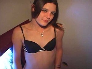 Hinchada, pequeña y linda chupando pollas en Glory Hole