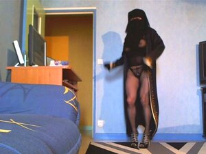 Hombre musulmán con velo masturbándose
