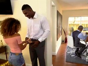 Chica linda bañándose y recibiendo golpes en el coño con una gran