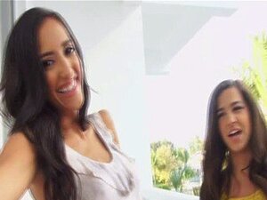 Zorras mostrando culos en la fiesta con Chloe Amour y Caroline Ray en