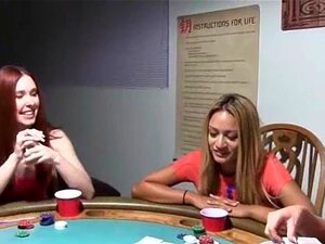 chicas frescas teniendo sexo en la noche de póker