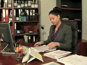 La vieja jefa folla a la secretaria de grandes tetas y se cubre las