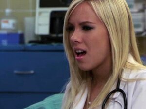 Enfermera tetona recibiendo una mamada oral al doctor