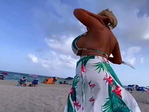 Mujer tetona a menudo va en topless a la playa, 'cuz se siente tan