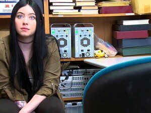 La ladrona tatuada Amilia Onyx hace todo lo posible para evitar la