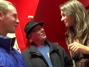 El tipo da un tour por Ámsterdam. El viejo cachondo hace un tour en