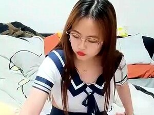 Linda japonesa en uniforme