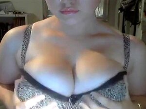 La gran mujer hermosa muestra su gran cuerpo
