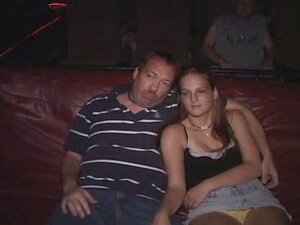 Una cachonda se folla en un teatro porno de gangbang