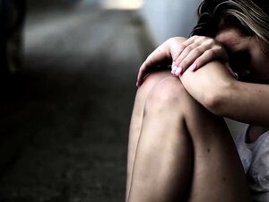 Pequeña sin hogar follada por una polla dura de un hombre rico