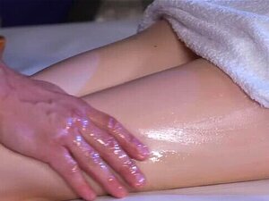 La pelirroja linda de Massage Rooms tiene su apretado y fresco agujero