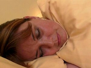 Mujer de edad avanzada es usada por 2 tipos