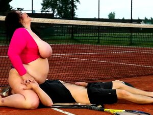 Gorda BBW de sesenta y nueve años en una cancha de tenis y le encanta