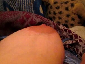 Tocando y sacudiendo su gran teta