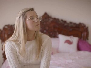 Mira como la prometedor Carolina Sweets se une a su hermanastro Lucas