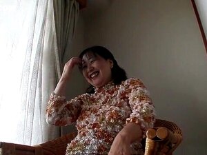 Chica japonesa loca en la mamada más caliente, escena madura JAV