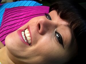 Extendiéndose de par en par para lamer el coño