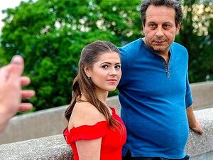 HUNT4K. Hottie de 21 años le da una jugosa concha a un extraño para