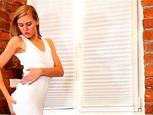 Cuando la modelo hermosa Lona termina de tomar fotos, le gusta