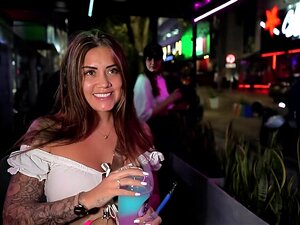 La curvilínea con impresionantes tetas Sara Blonde es recogida para