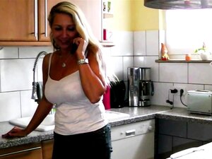 Chico fresco reserva una MILF alemana de tetas naturales grandes en
