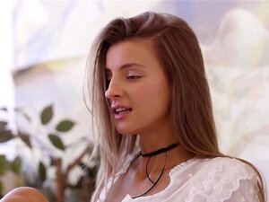 La pequeña MILF rusa Maria Ryabushkina descubre amaz