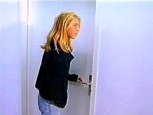 Monika va a una cabina de baño público para masturbarse