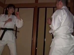 Experimenta el arte seductor de Kara - la danza sensual del deseo.