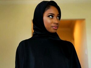 Lala Ivey dejó que su padrastro le follara la apretada y mojada