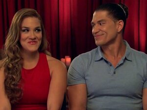 Pareja de chocolate oscuro se calienta en la casa de intercambio.