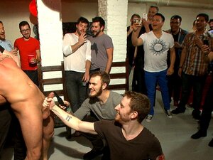 Ladrón de arte caliente con una gran polla golpeada y follada hasta