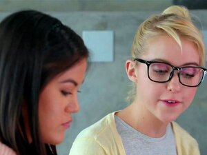 Las compañeras de cuarto nerds de GIRLSWAY, Kendra Spade y Chloe