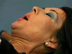 Mujer madura mirando duro