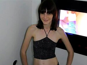 Glory Hole Flaca Con Tetas Pequeñas Chupando Polla