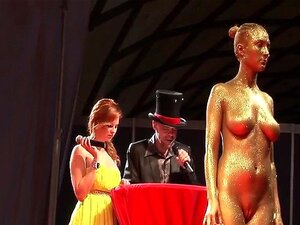 Chicas calientes posan desnudas en un show de striptease