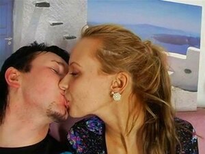 Video porno casero con la rubia más caliente en medias. Video porno