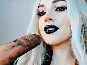 Julia Wilson caliente domina pajeándose y chupando