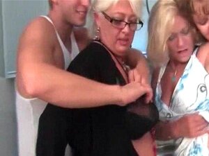 Trío maduro chupando polla linda con lujuria en sexo grupal