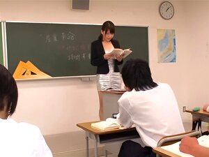estudiante lame a su profesor en el aula