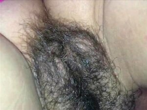 Eyaculación en primer plano en un coño peludo