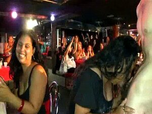 21 Zorras calientes atrapadas follando en el club 166