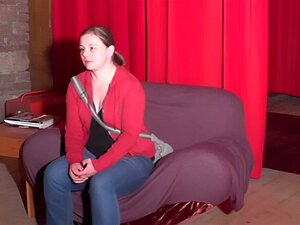 Grabación tras bastidores con una chica tímida y gordita. Disparo