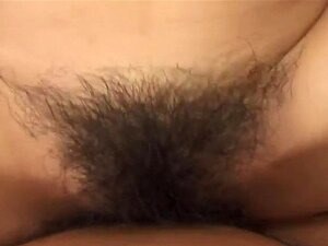 MILF asiática es follada duro en un trío con sus dos sementales.