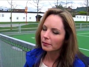 MILF infiel es recogida en el parque, recogimos a Roni en el parque