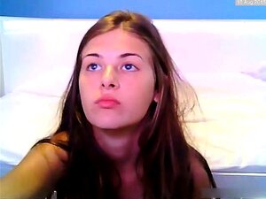 Una chica fresca y bonita se arrodilla y da una especi