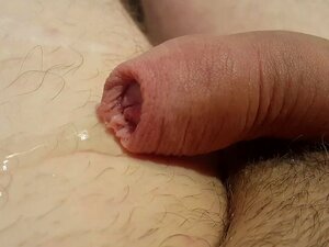 Primer plano meando polla