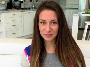 La zorra Cassidy recibe una mamada y follada gratis cuando su chico la