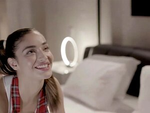 La puta ciborg acepta todos los actos sexuales en el futuro burdel. La