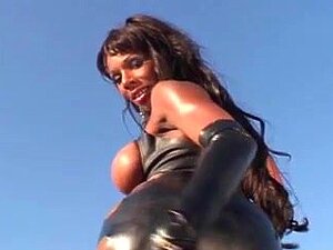 Kelly Star anal en látex